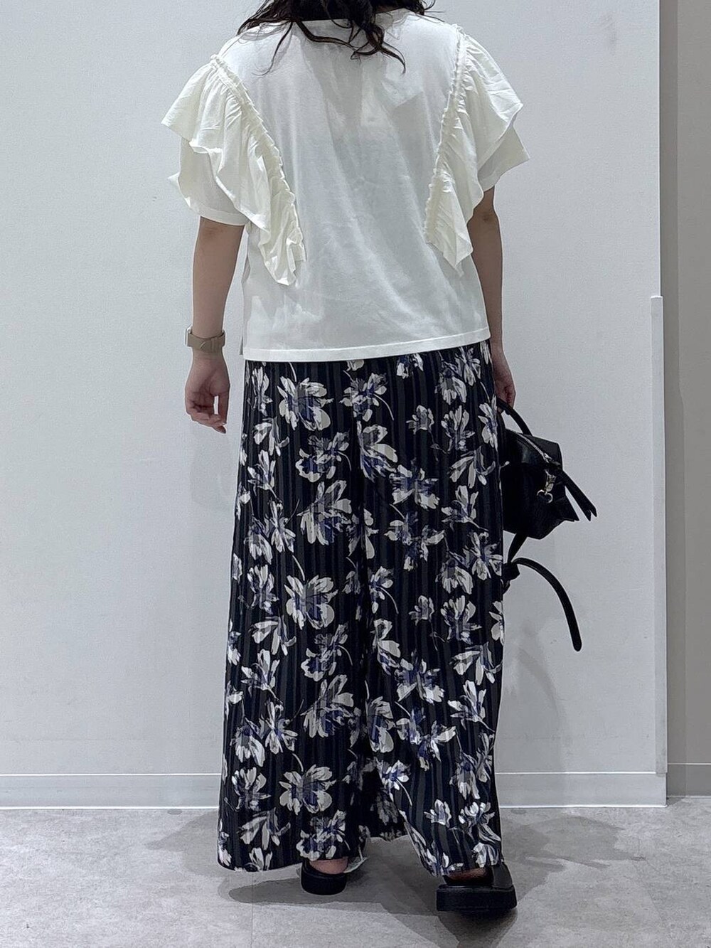 グレー系のその他パンツ、ブラック系のボストンバッグ、ブラック系のサンダルを着用したレディースの夏コーディネートの3枚目の写真