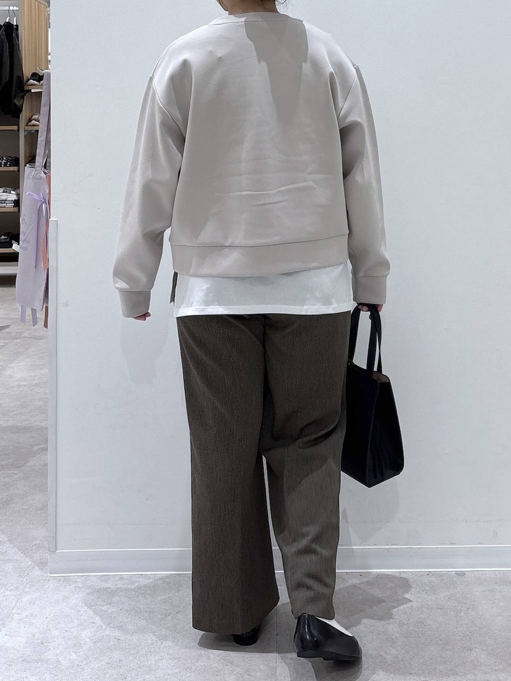 ブラック系のパンプス、ブラック系のショルダーバッグ、ブラウン系のその他パンツを着用したレディースの春コーディネートの3枚目の写真