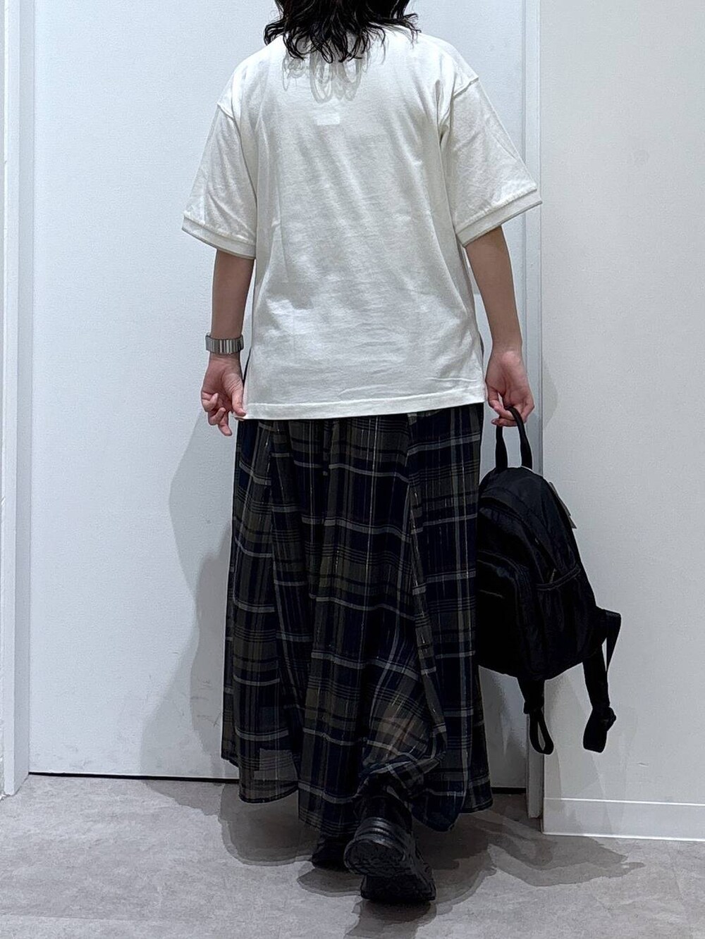 ブラック系のバックパック/リュック、その他のスカート、ベージュ系のTシャツ/カットソーを着用したレディースの夏コーディネートの3枚目の写真