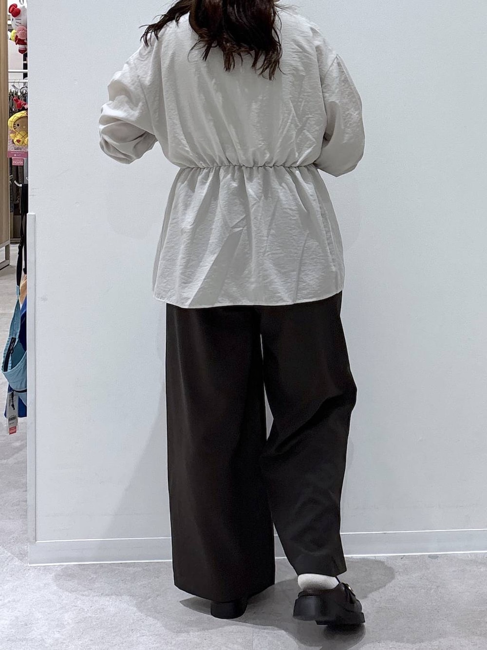 ベージュ系のシャツ/ブラウス、ブラウン系のローファー、ブラウン系のその他パンツを着用したレディースの夏コーディネートの3枚目の写真