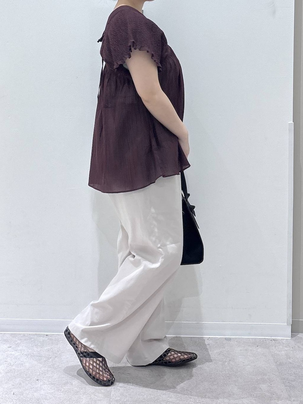ホワイト系のショルダーバッグ、ホワイト系のその他パンツ、レッド系のシャツ/ブラウスを着用したレディースの夏コーディネートの2枚目の写真