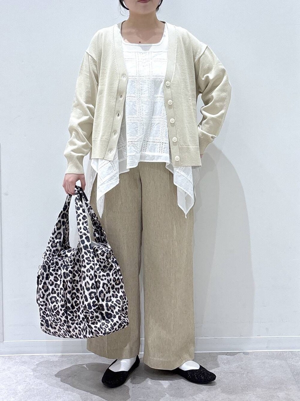 その他のトートバッグ、ベージュ系のカーディガン/ボレロ、ベージュ系のその他パンツを着用したレディースの春コーディネートの3枚目の写真