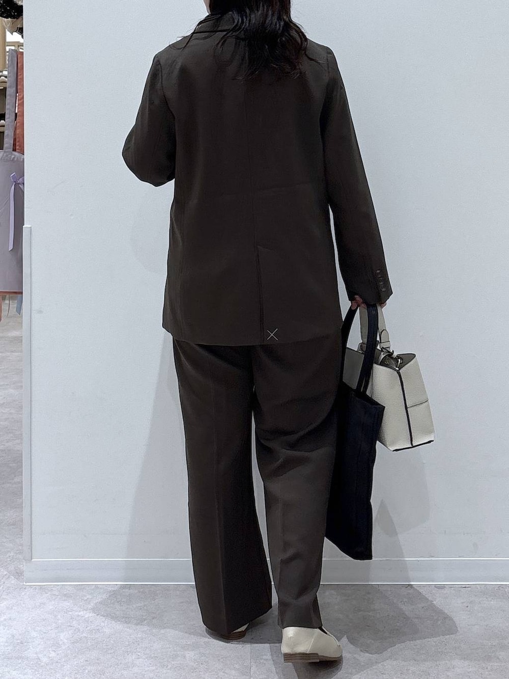 ホワイト系のシャツ/ブラウス、ブラック系のトートバッグ、ブラウン系のテーラードジャケットを着用したレディースの冬コーディネートの3枚目の写真