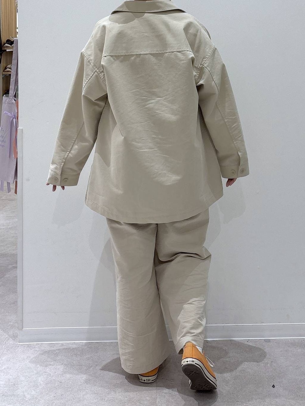 ホワイト系のTシャツ/カットソー、ホワイト系のその他トップス、ホワイト系のその他パンツを着用したレディースの春コーディネートの3枚目の写真