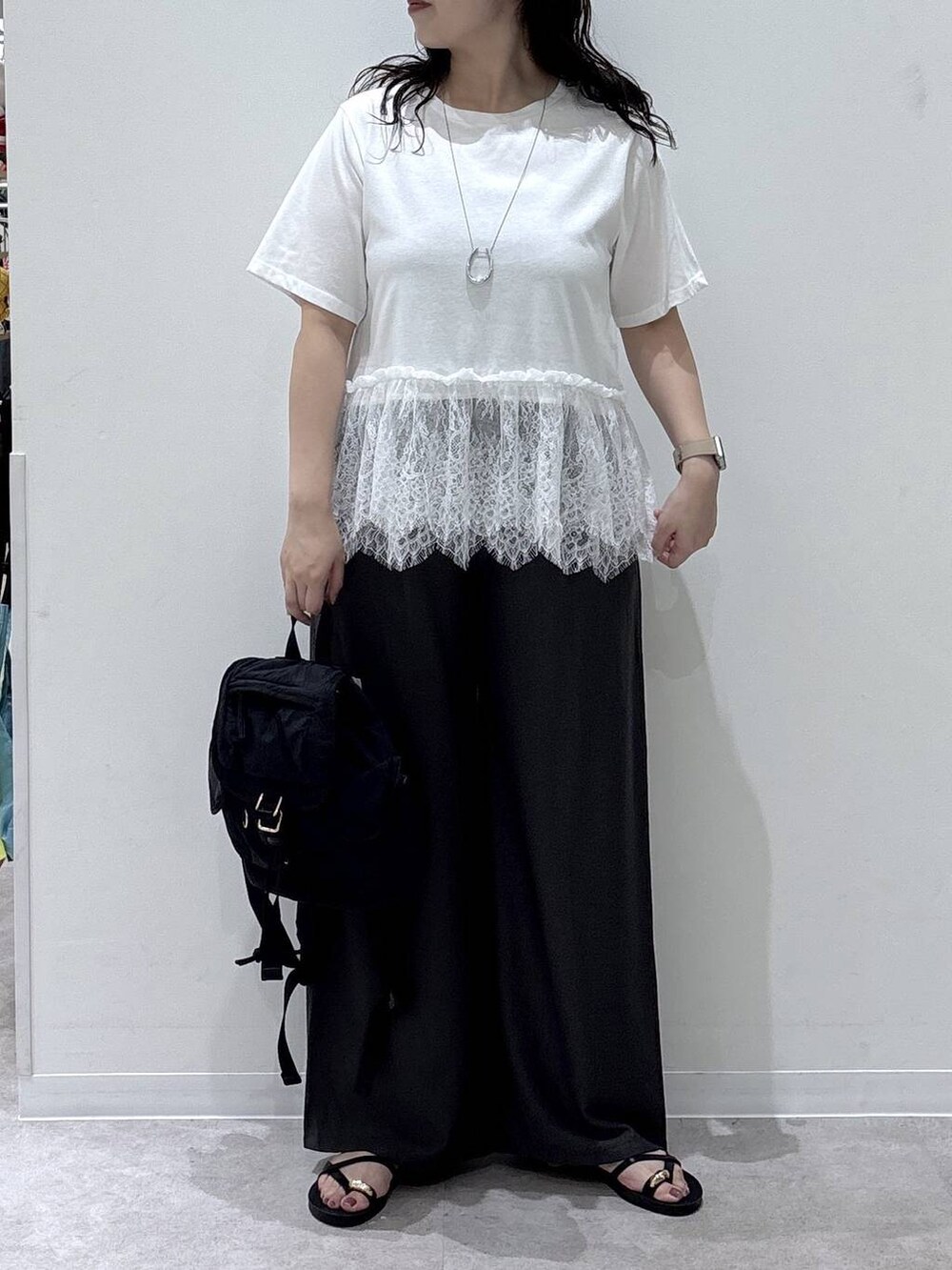 ブラウン系のその他パンツ、ブラック系のサンダル、ホワイト系のTシャツ/カットソーを着用したレディースの夏コーディネートの4枚目の写真