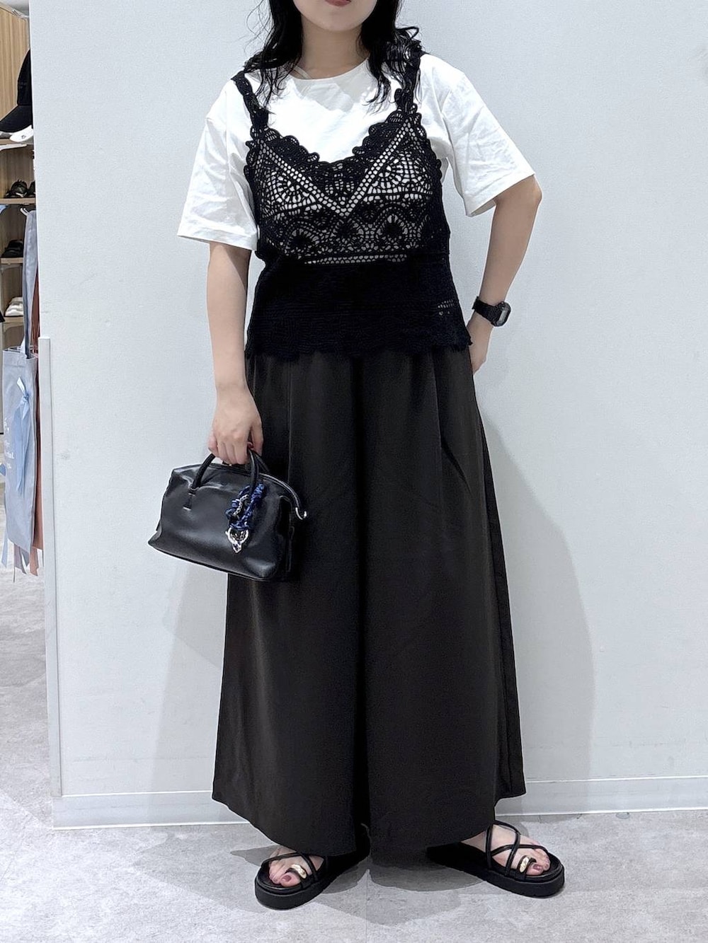 ホワイト系のTシャツ/カットソー、ブラック系のボストンバッグ、ブラウン系のその他パンツを着用したレディースの夏コーディネートの3枚目の写真