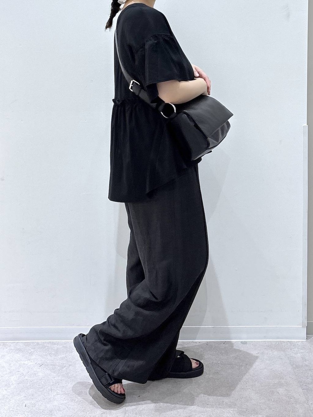 ブラック系のサンダル、ブラック系のその他パンツ、ブラック系のTシャツ/カットソーを着用したレディースの夏コーディネートの2枚目の写真