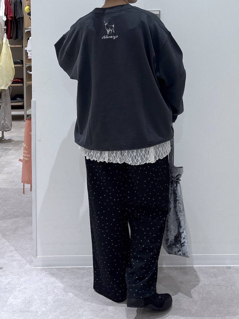 グレー系のトートバッグ、ブラック系のその他シューズ、グレー系のスウェットを着用したレディースの秋コーディネートの3枚目の写真