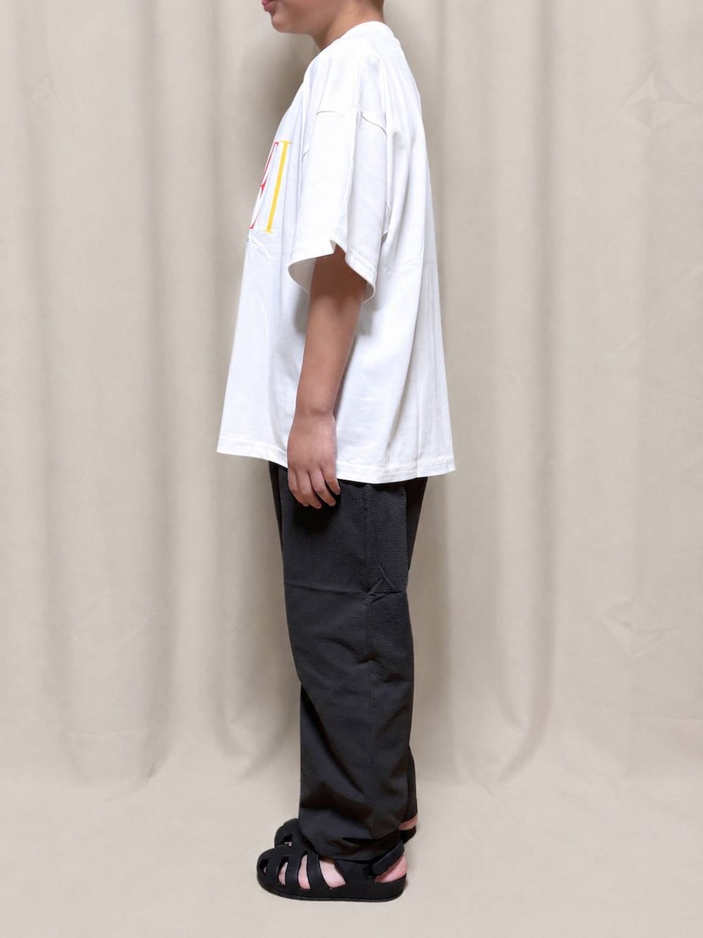 グレー系のその他パンツ、ホワイト系のTシャツ/カットソーを着用したキッズの夏コーディネートの2枚目の写真