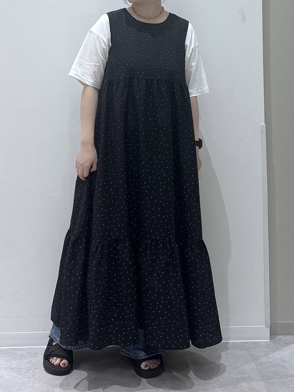ブルー系のデニムパンツ、ブラック系のワンピース、ホワイト系のTシャツ/カットソーを着用したレディースの夏コーディネートの4枚目の写真