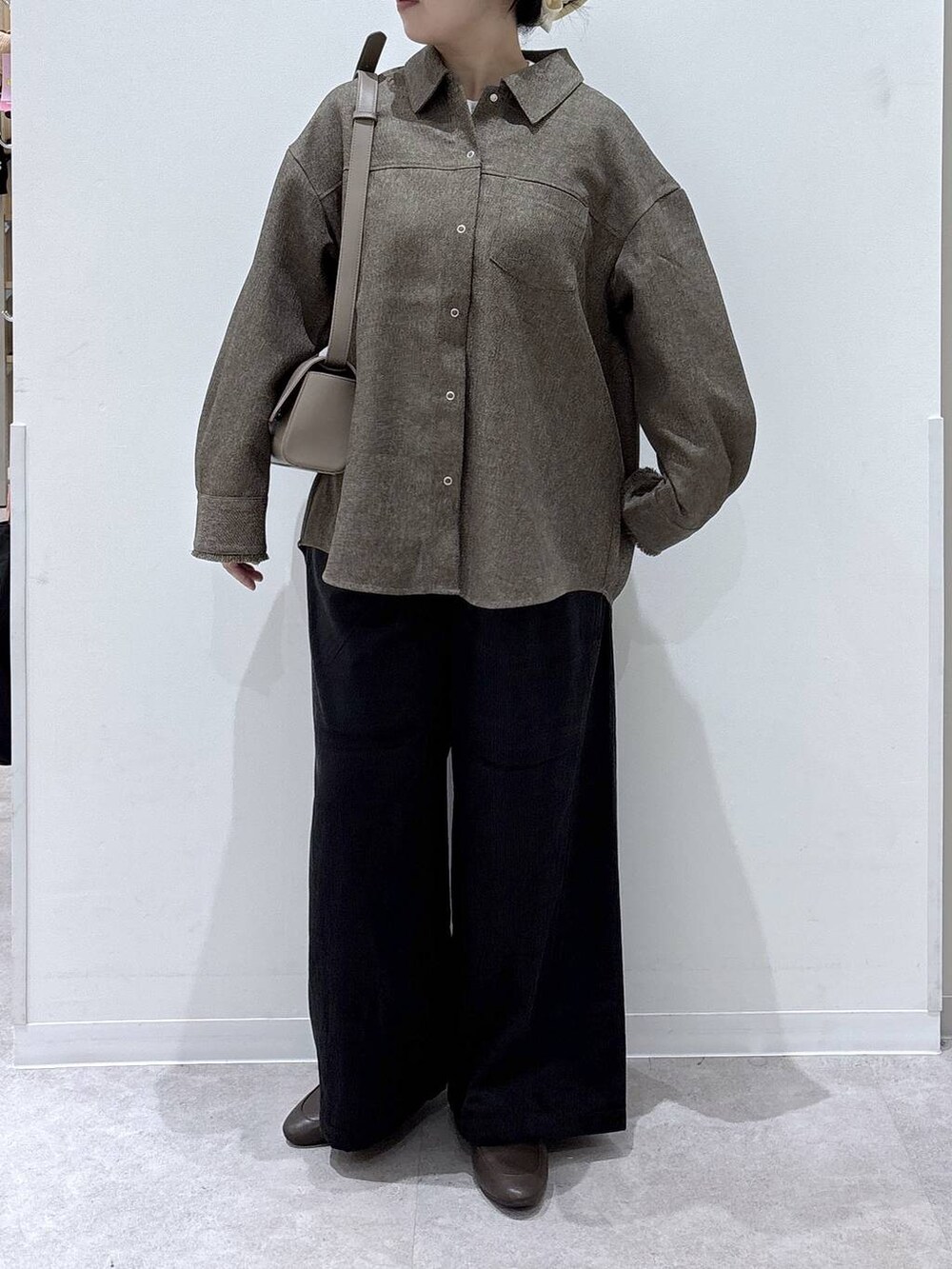 ブラウン系のその他シューズ、ベージュ系のショルダーバッグ、グレー系のその他パンツを着用したレディースの秋コーディネートの4枚目の写真