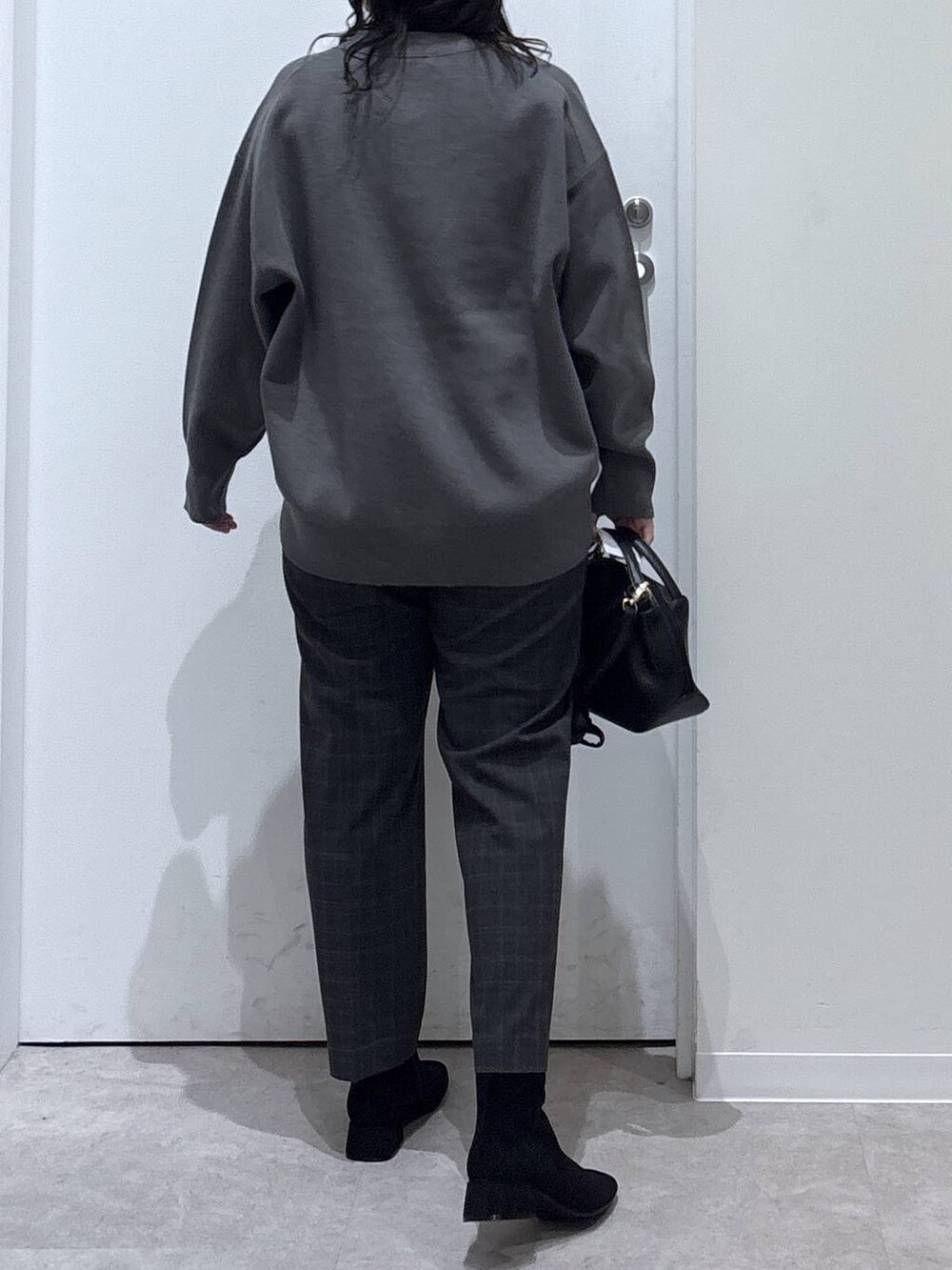 ブラック系のショルダーバッグ、その他のその他パンツ、グレー系のカーディガン/ボレロを着用したレディースの秋コーディネートの3枚目の写真