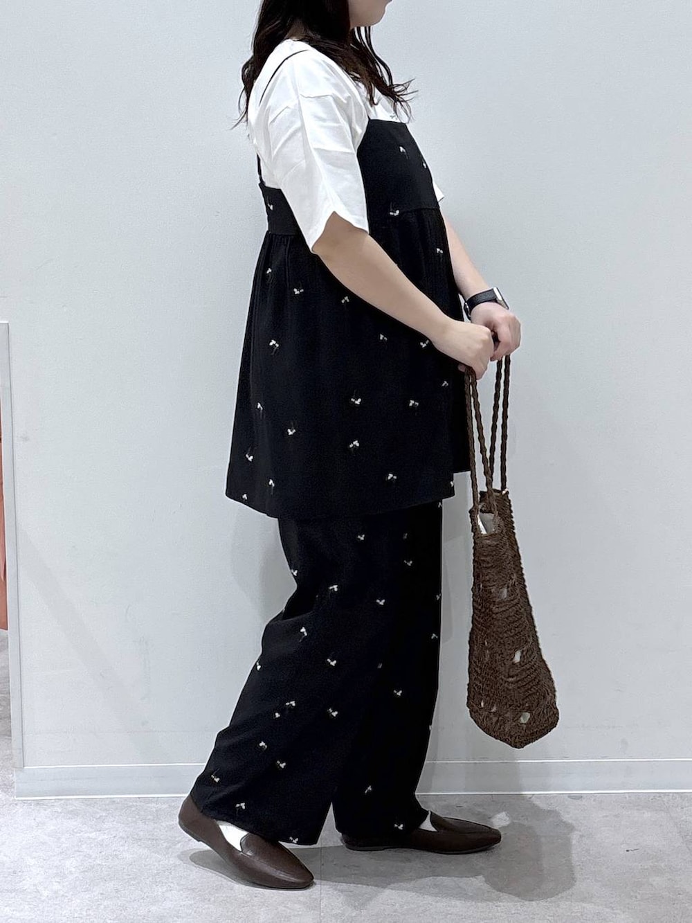 ホワイト系のTシャツ/カットソー、ブラック系のその他パンツ、ブラック系のその他トップスを着用したレディースの春コーディネートの2枚目の写真