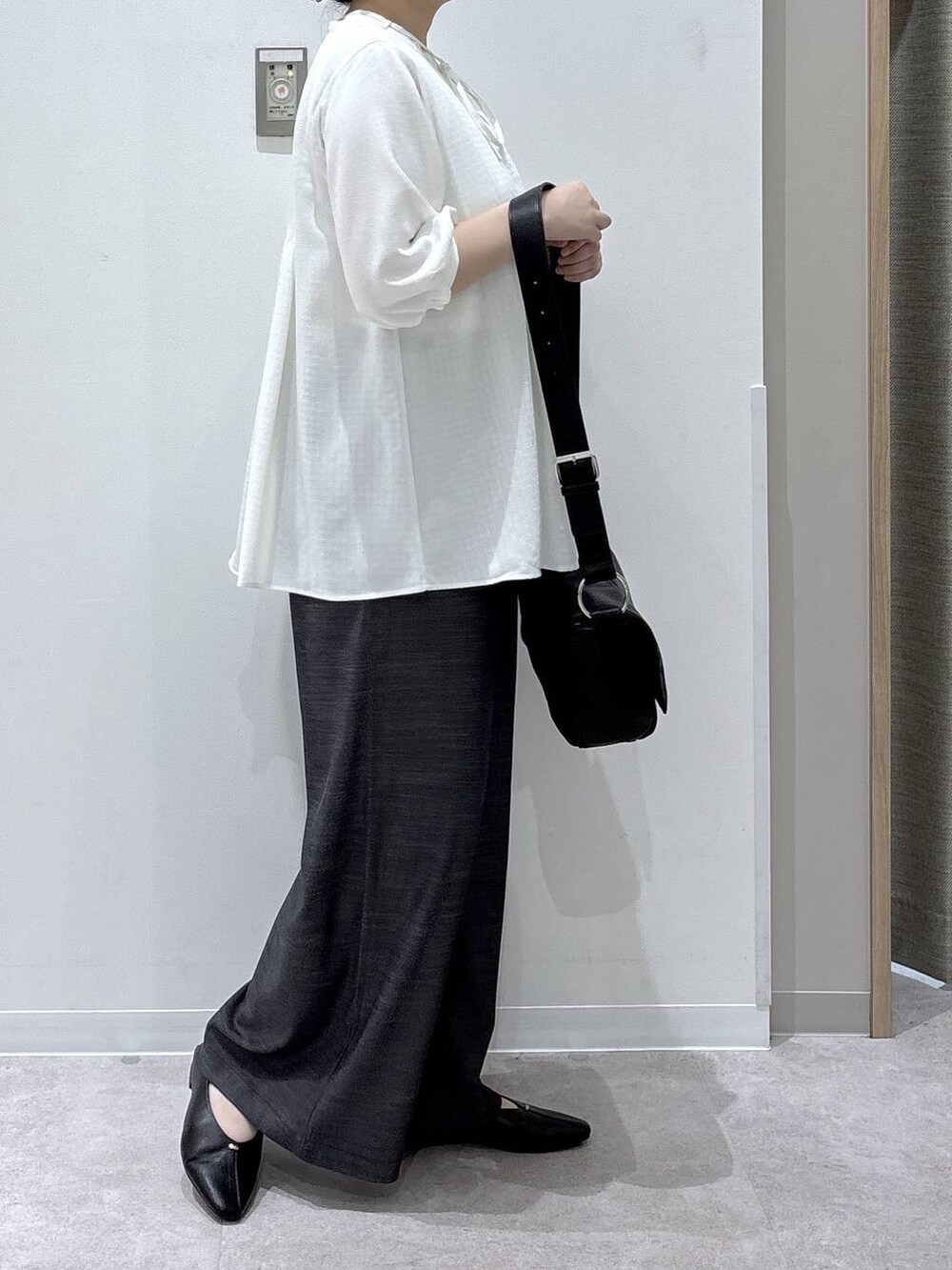 ブラック系のパンプス、ブルー系のその他パンツ、ホワイト系のシャツ/ブラウスを着用したレディースの夏コーディネートの2枚目の写真