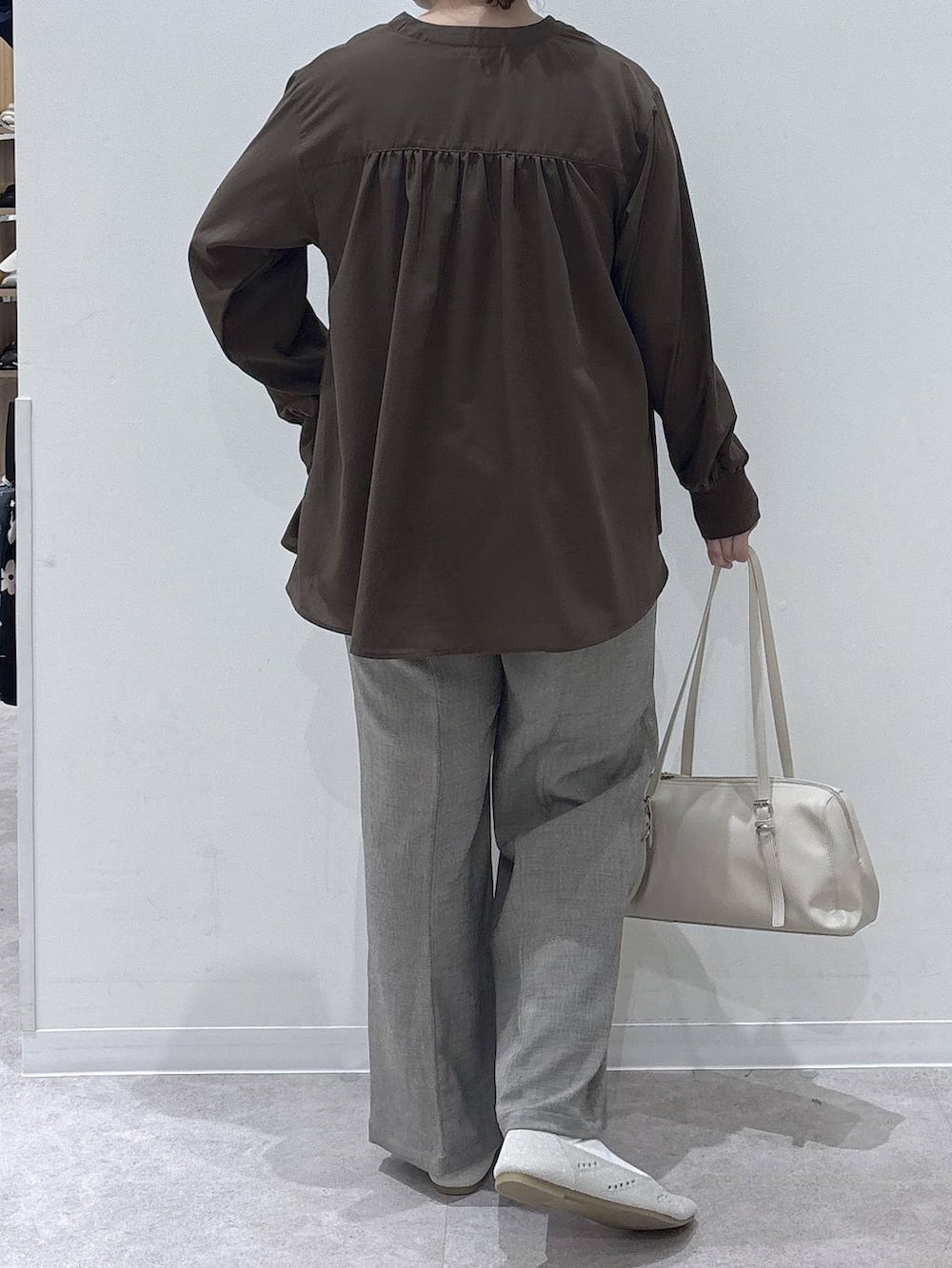 ベージュ系のその他パンツ、その他のタンクトップ、ブラウン系のカーディガン/ボレロを着用したレディースの春コーディネートの3枚目の写真
