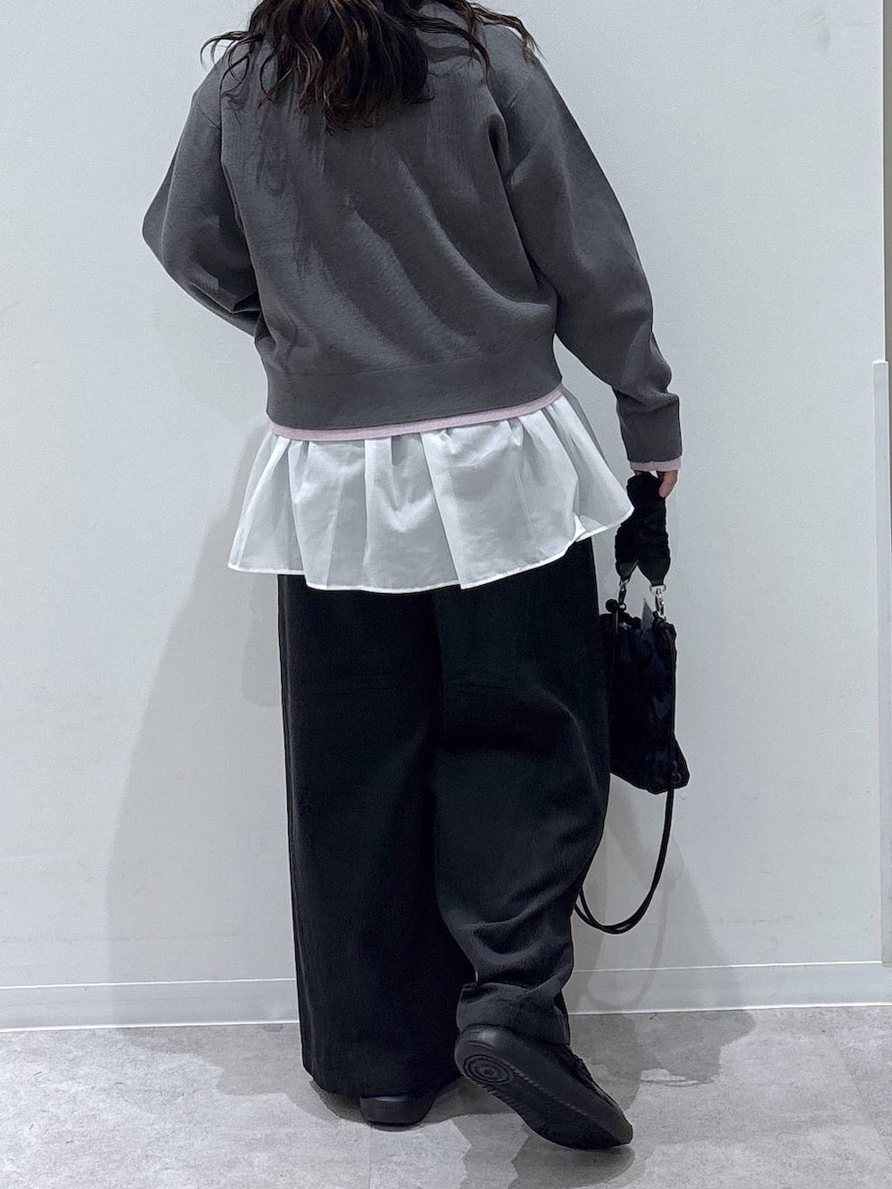 ホワイト系のTシャツ/カットソー、ブラック系のショルダーバッグ、グレー系のその他パンツを着用したレディースの秋コーディネートの3枚目の写真