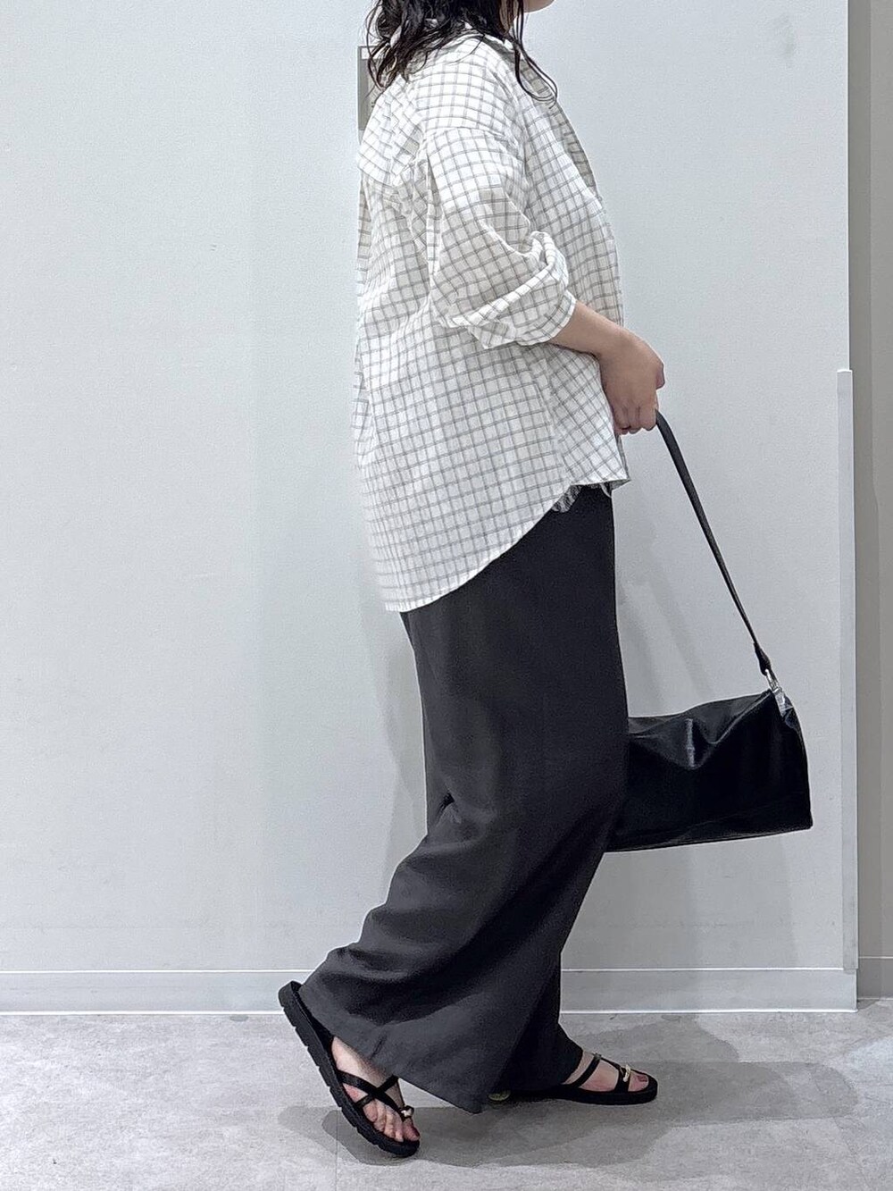 グレー系のシャツ/ブラウス、ブラウン系のその他パンツ、ブラック系のサンダルを着用したレディースの夏コーディネートの2枚目の写真