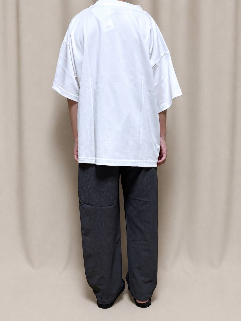 グレー系のその他パンツ、ホワイト系のTシャツ/カットソーを着用したキッズの夏コーディネートの3枚目の写真