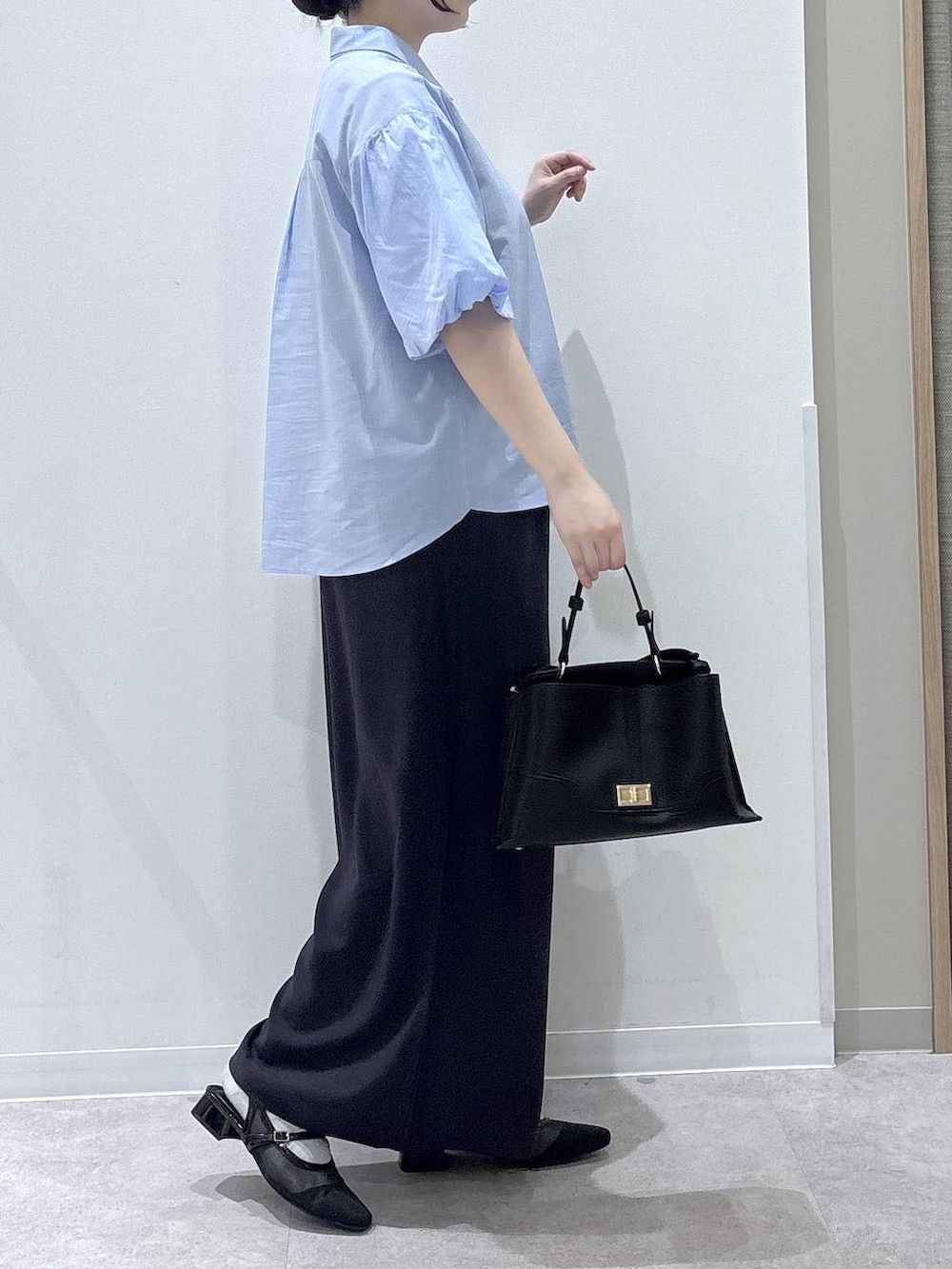 ブラック系のショルダーバッグ、ブルー系のその他パンツ、ブルー系のシャツ/ブラウスを着用したレディースの春コーディネートの2枚目の写真