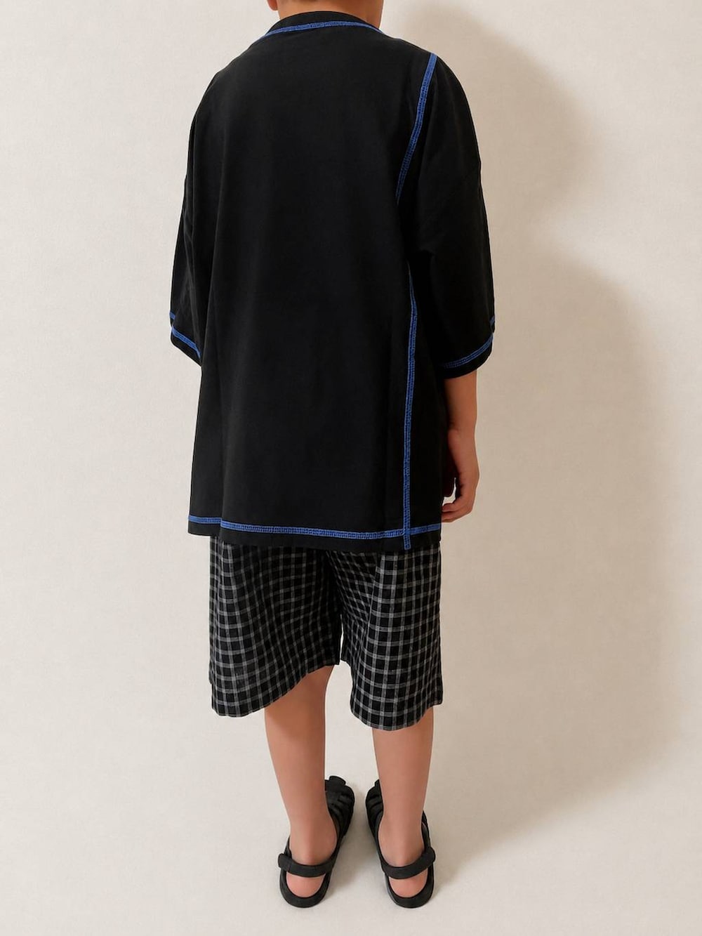 ブラック系のその他パンツ、ブラック系のTシャツ/カットソーを着用したキッズの夏コーディネートの3枚目の写真