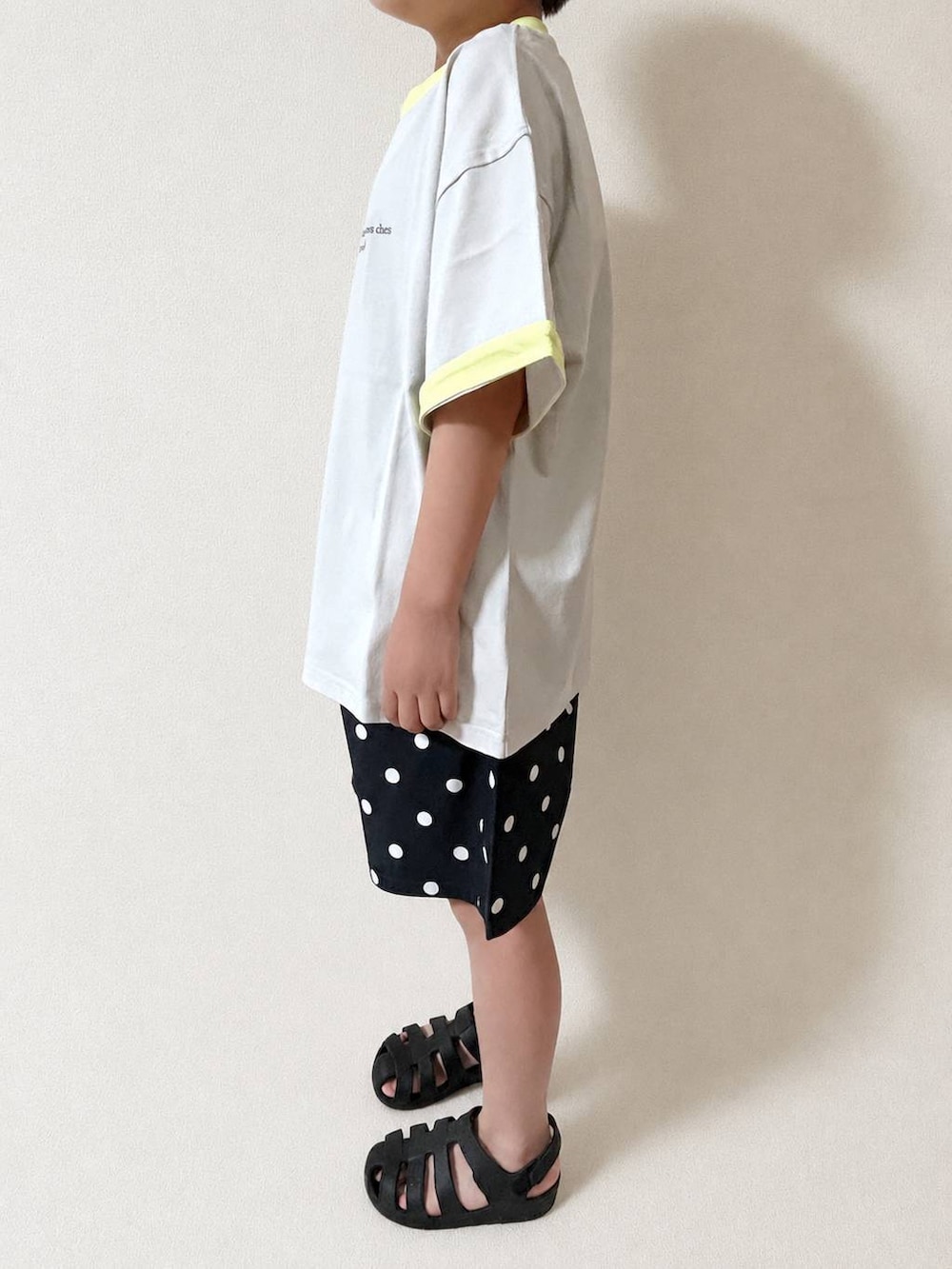 ブラック系のその他パンツ、グレー系のTシャツ/カットソーを着用したキッズの夏コーディネートの2枚目の写真