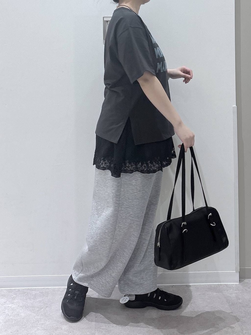 グレー系のTシャツ/カットソー、ブラック系のその他トップス、ブラック系のショルダーバッグを着用したレディースの春コーディネートの2枚目の写真
