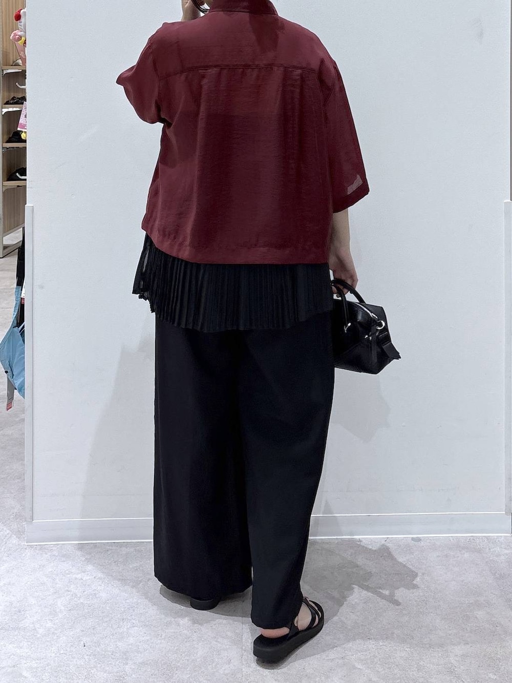 ブラック系のその他パンツ、レッド系のシャツ/ブラウス、ブラック系のボストンバッグを着用したレディースの夏コーディネートの3枚目の写真