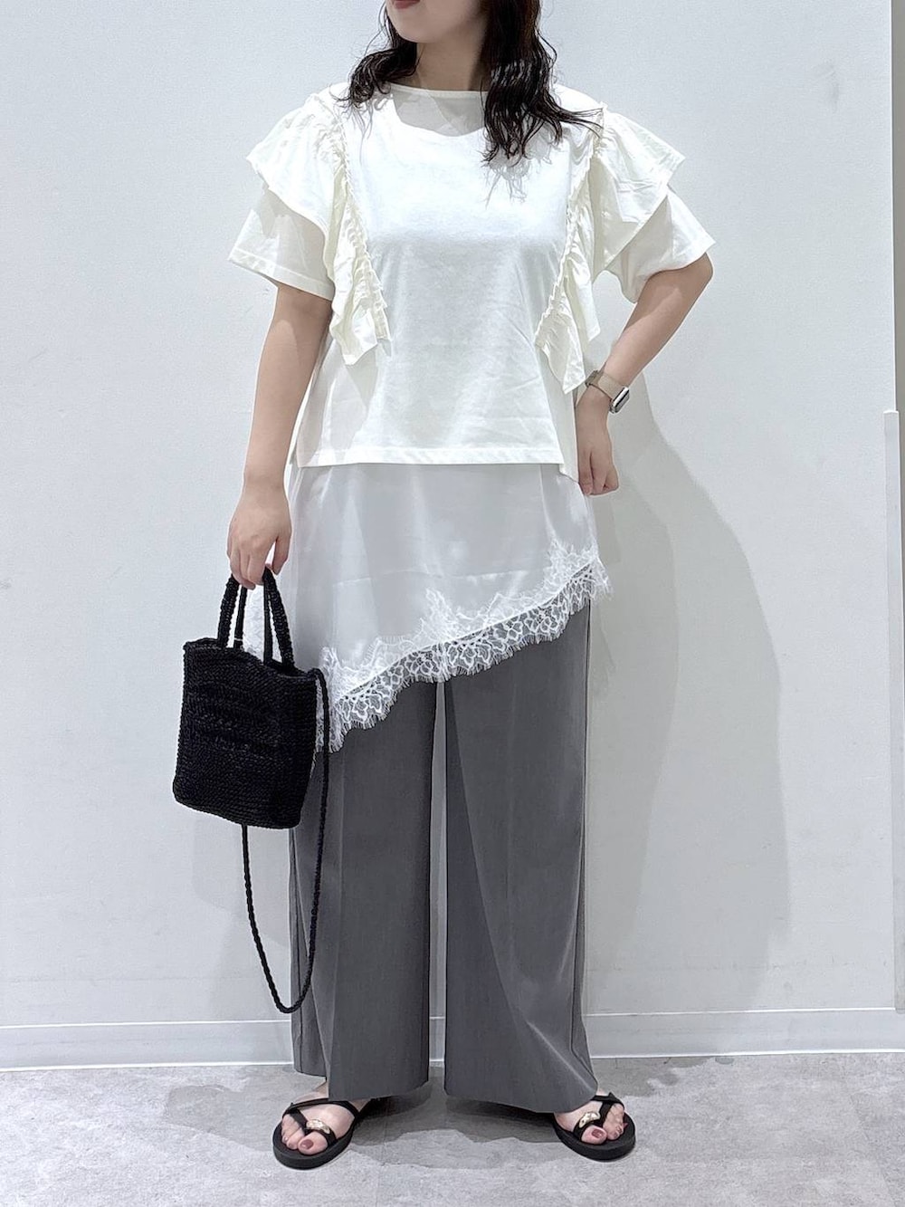 グレー系のその他パンツ、ブラック系のクラッチバッグ、ベージュ系のTシャツ/カットソーを着用したレディースの夏コーディネートの3枚目の写真