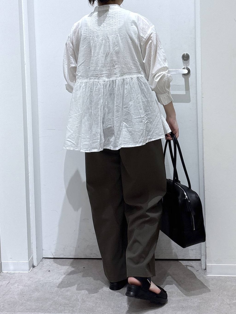 ホワイト系のシャツ/ブラウス、ブラウン系のその他パンツ、ブラック系のサンダルを着用したレディースの夏コーディネートの3枚目の写真