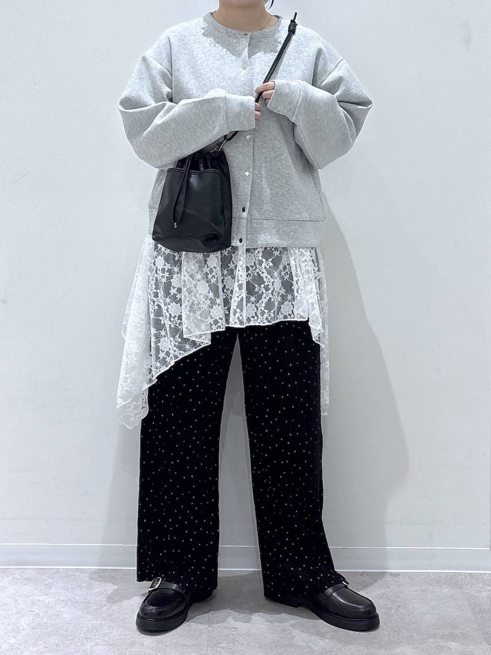 その他のその他パンツ、ブラック系のローファー、グレー系のカーディガン/ボレロを着用したレディースの秋コーディネートの4枚目の写真