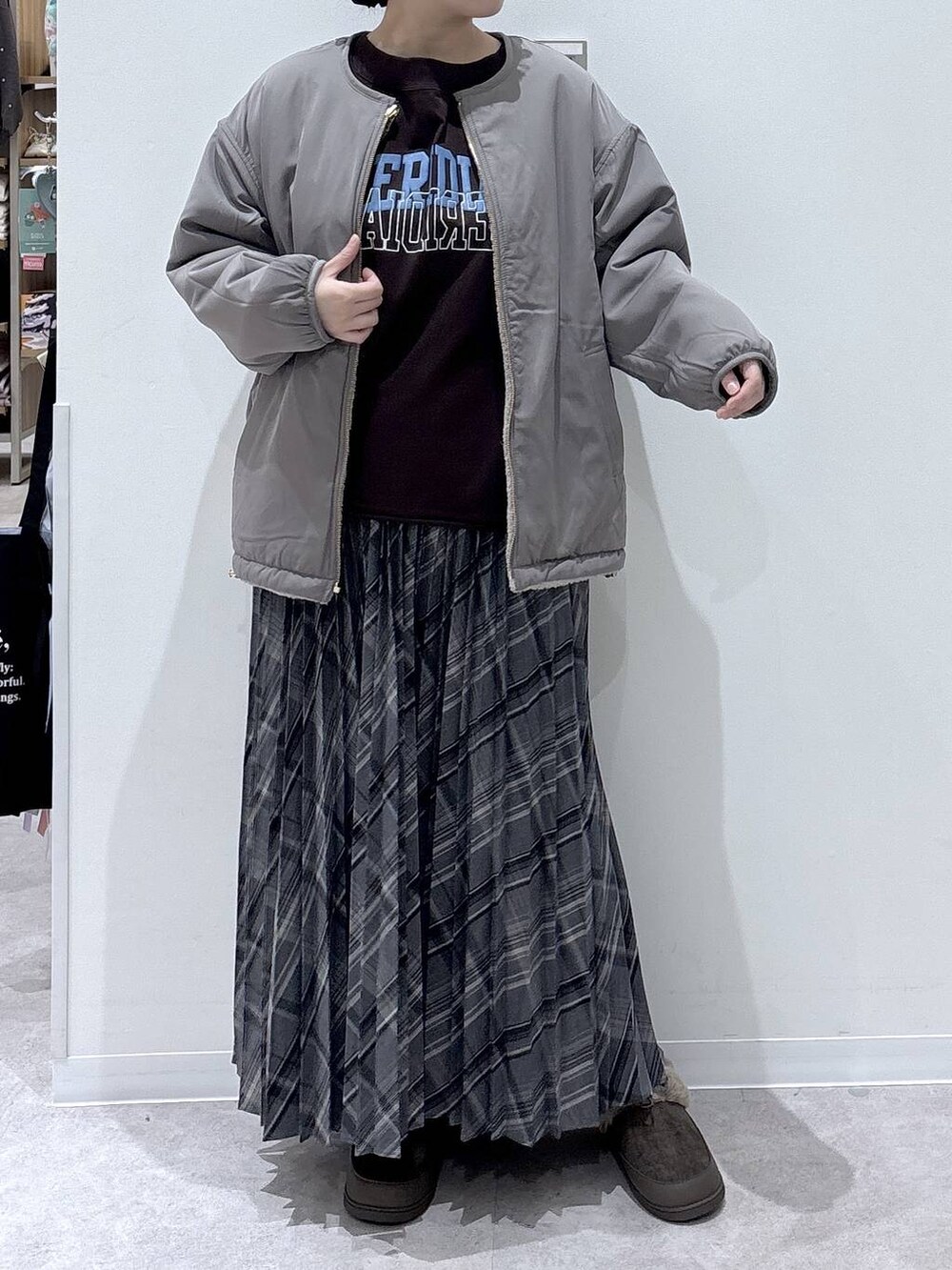 ブラウン系のブルゾン、ブラウン系のスウェット、グレー系のスカートを着用したレディースの秋コーディネートの4枚目の写真