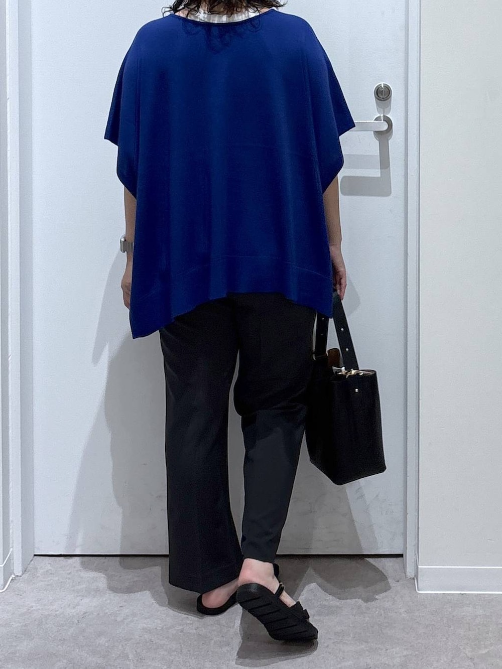 「体型カバー、着痩せ・細見え、ゆったり、休日コーデ、ママコーデ、セールコーデ、ぽっちゃり_GLOBAL WORK、リラックス、カジュアル、オーバーサイズ、GLOBAL WORK、ニット、パンツ、ショルダーバッグ」｜「GLOBAL WORKのスペ軽5WAYショルダー/253022（ショルダーバッグ、ブラック系）」を使った、かとやまさん（レディース・158cm）の夏コーディネートの3枚目の写真