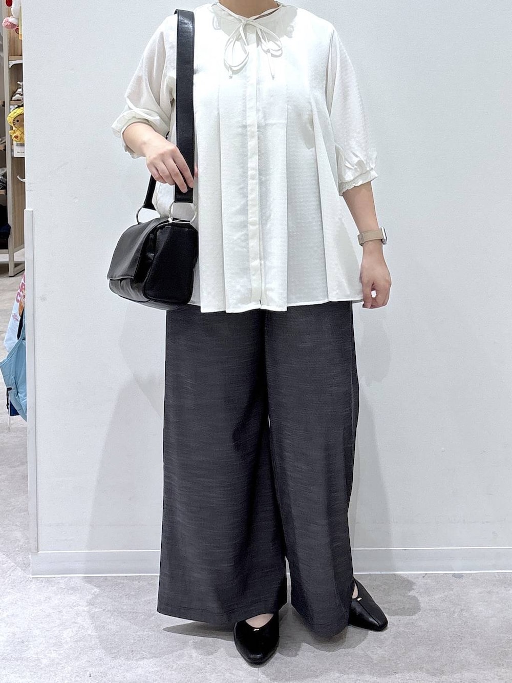 ブラック系のパンプス、ブルー系のその他パンツ、ホワイト系のシャツ/ブラウスを着用したレディースの夏コーディネートの4枚目の写真