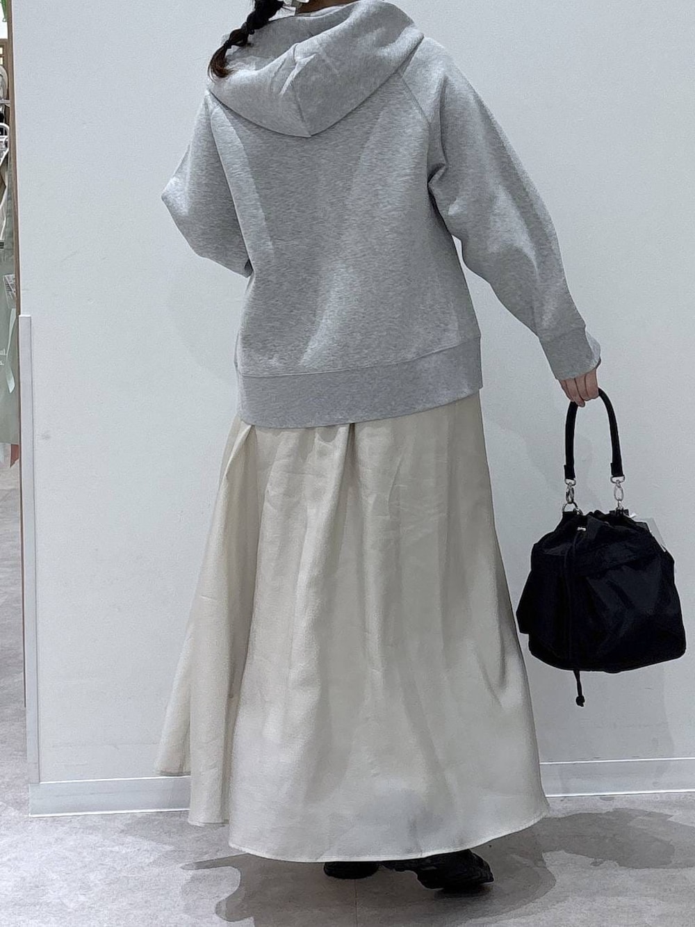 ブラック系のスニーカー、ブラック系のショルダーバッグ、グレー系のパーカーを着用したレディースの春コーディネートの3枚目の写真