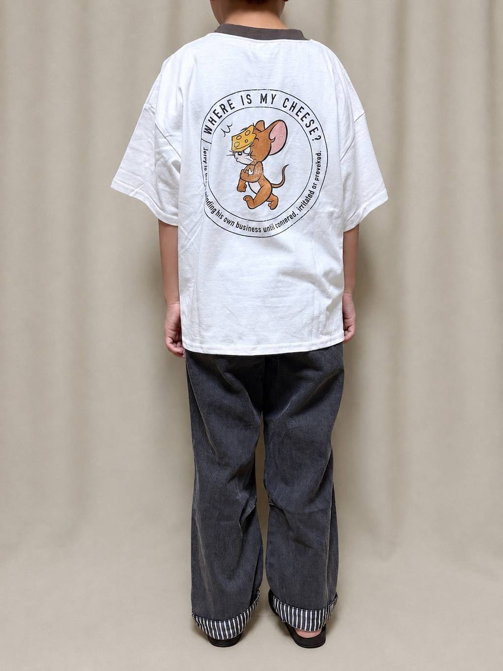 ホワイト系のTシャツ/カットソー、ブラック系のデニムパンツを着用したキッズの夏コーディネートの3枚目の写真