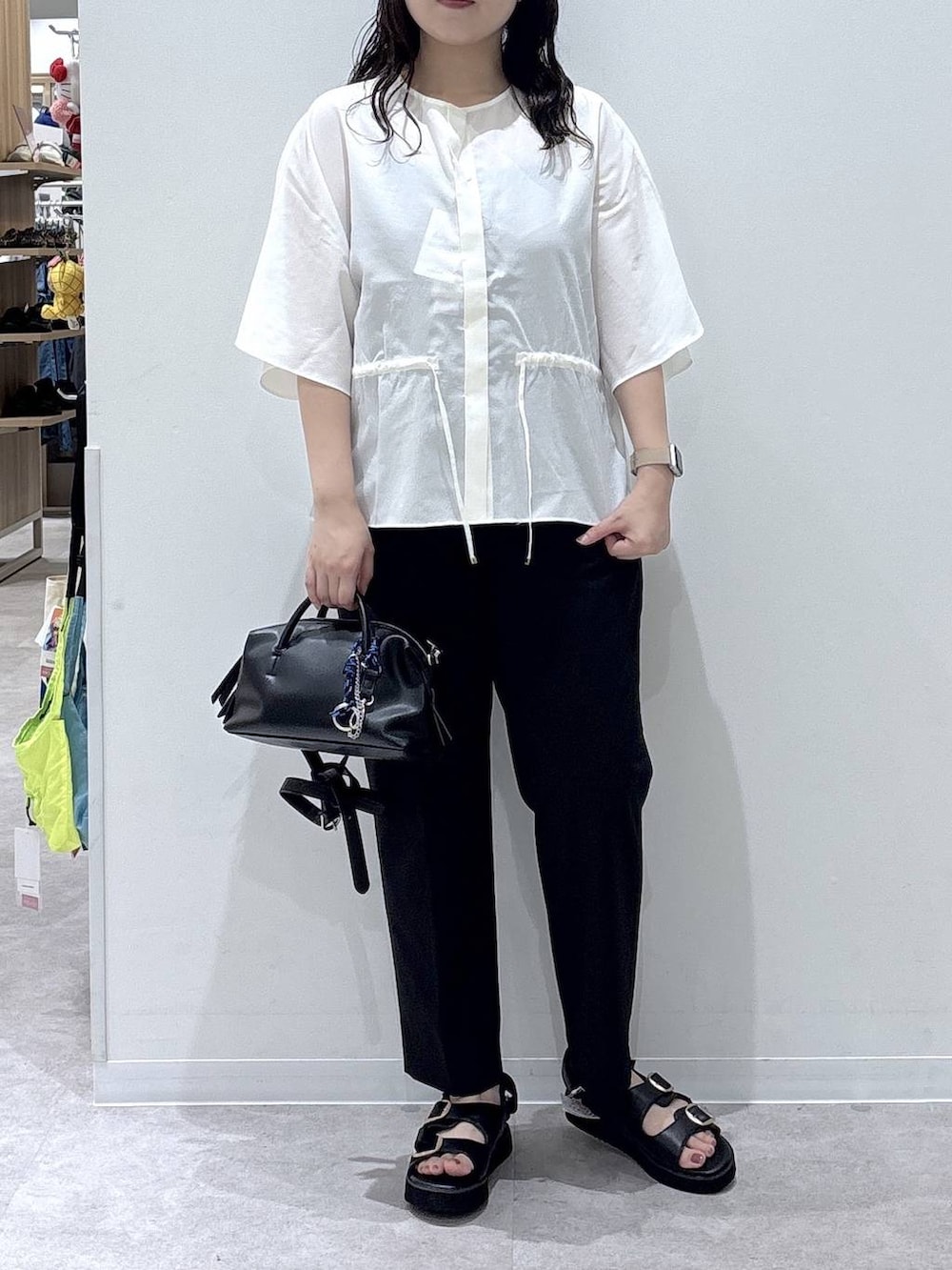 ブラック系のその他パンツ、ホワイト系のシャツ/ブラウス、ブラック系のボストンバッグを着用したレディースの夏コーディネートの2枚目の写真