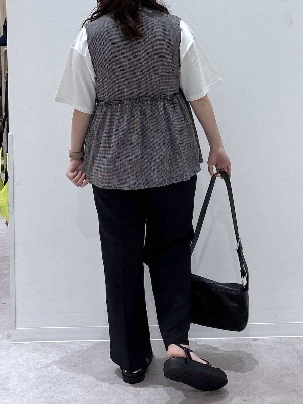 ブラック系のその他パンツ、ホワイト系のTシャツ/カットソー、ブラック系のサンダルを着用したレディースの夏コーディネートの3枚目の写真