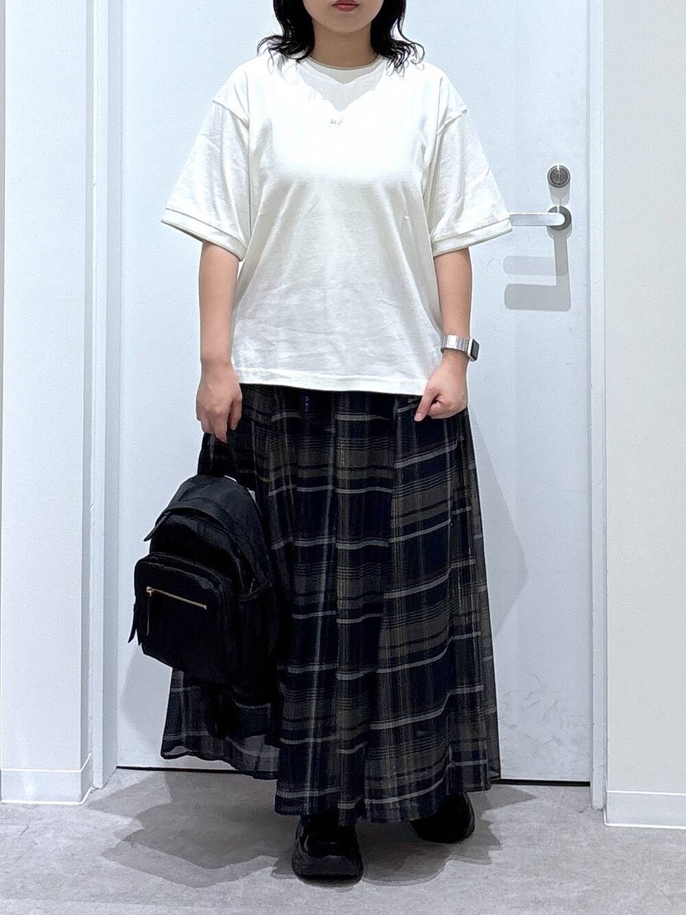 ブラック系のバックパック/リュック、その他のスカート、ベージュ系のTシャツ/カットソーを着用したレディースの夏コーディネートの4枚目の写真