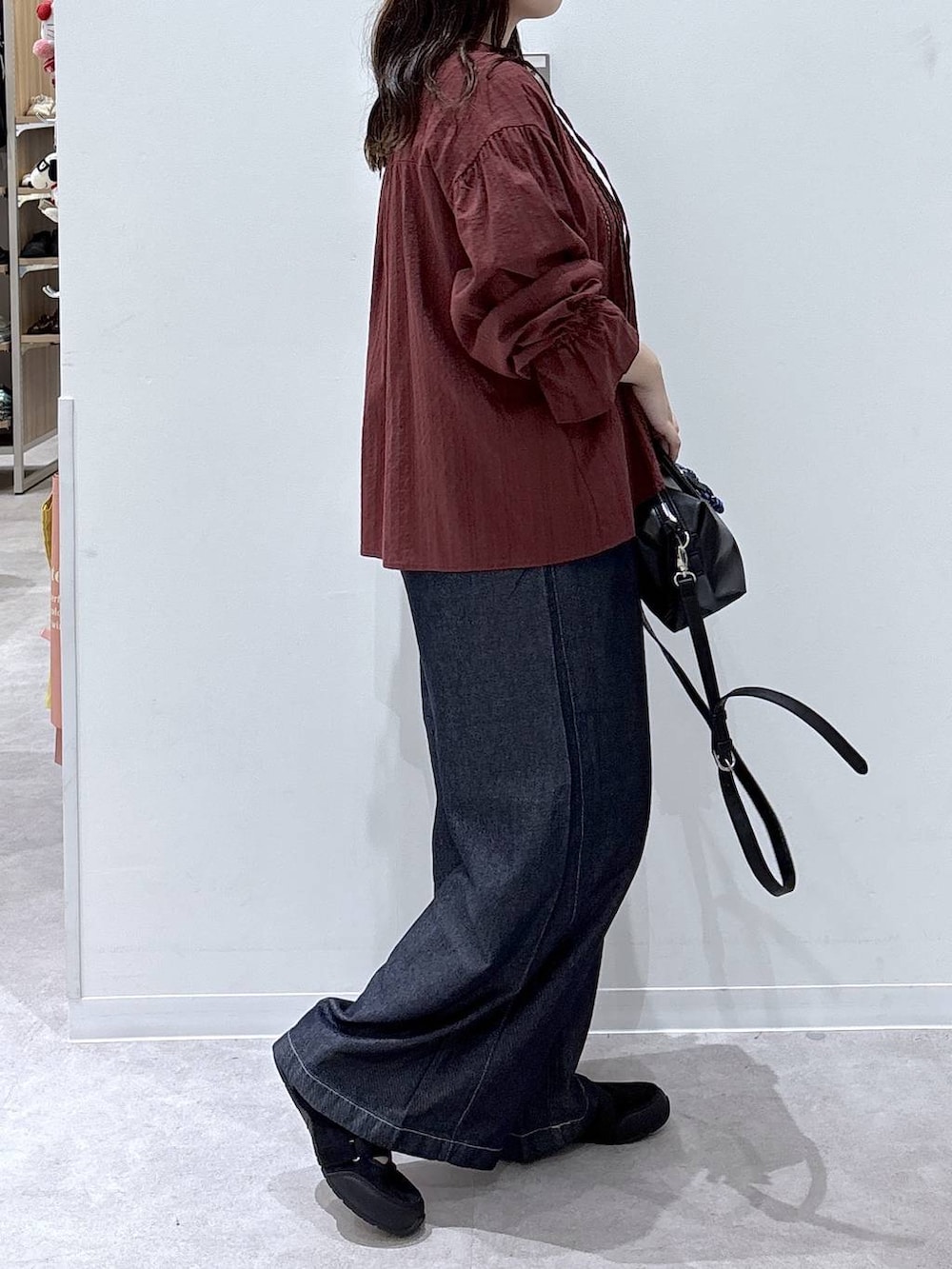 レッド系のシャツ/ブラウス、ブラック系のその他シューズ、ブラック系のボストンバッグを着用したレディースの夏コーディネートの2枚目の写真