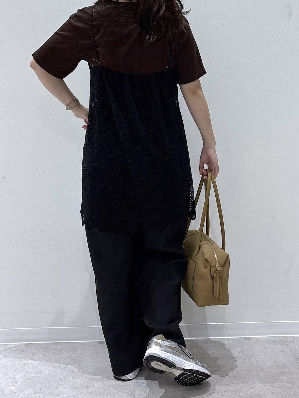 ブラック系のキャミソール、ベージュ系のボストンバッグ、ブラウン系のTシャツ/カットソーを着用したレディースの夏コーディネートの3枚目の写真