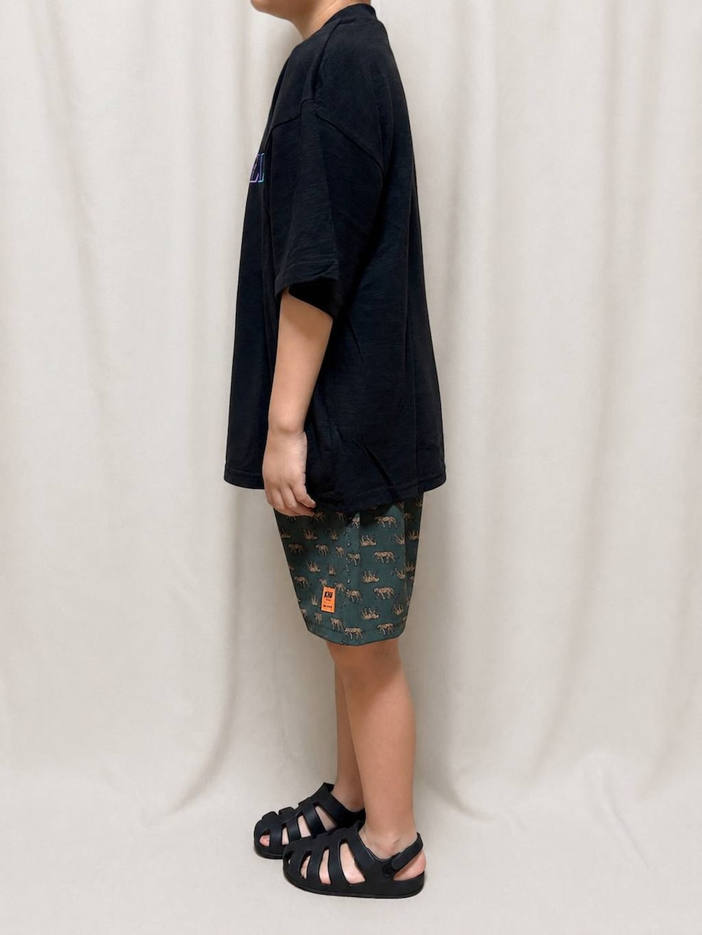ブラック系のTシャツ/カットソー、その他のその他パンツを着用したキッズの夏コーディネートの2枚目の写真