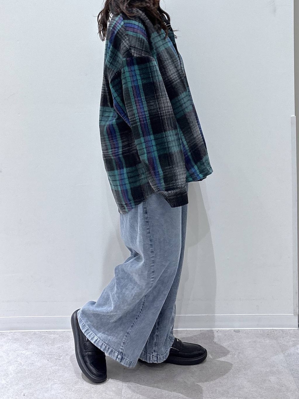 ブラック系のローファー、ブラック系のシャツ/ブラウス、ブルー系のデニムパンツを着用したレディースの秋コーディネートの2枚目の写真