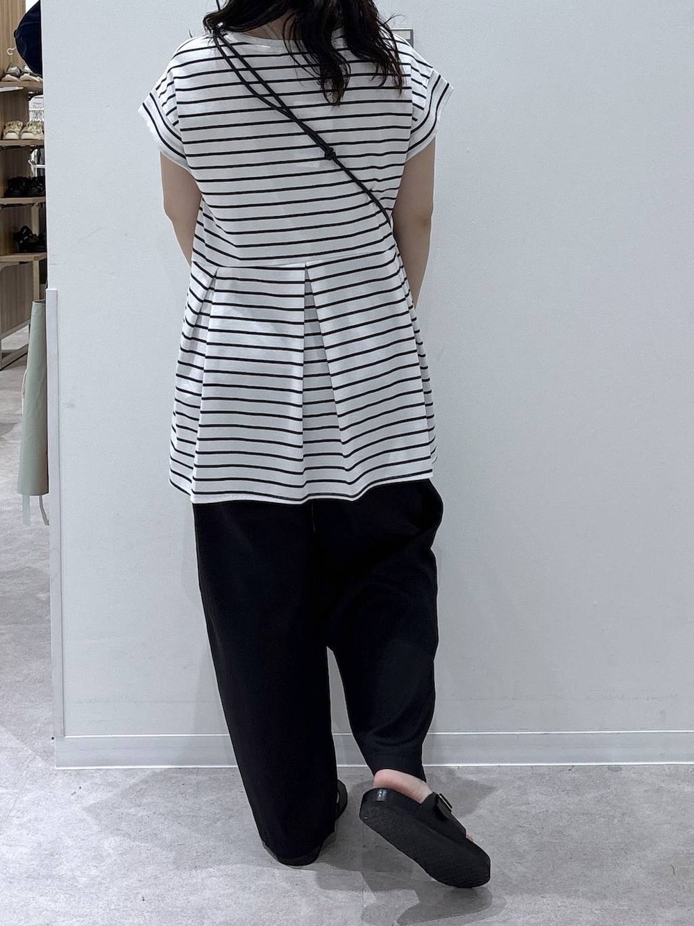 ホワイト系のTシャツ/カットソー、ブラック系のその他パンツ、ブラック系のサンダルを着用したレディースの夏コーディネートの3枚目の写真