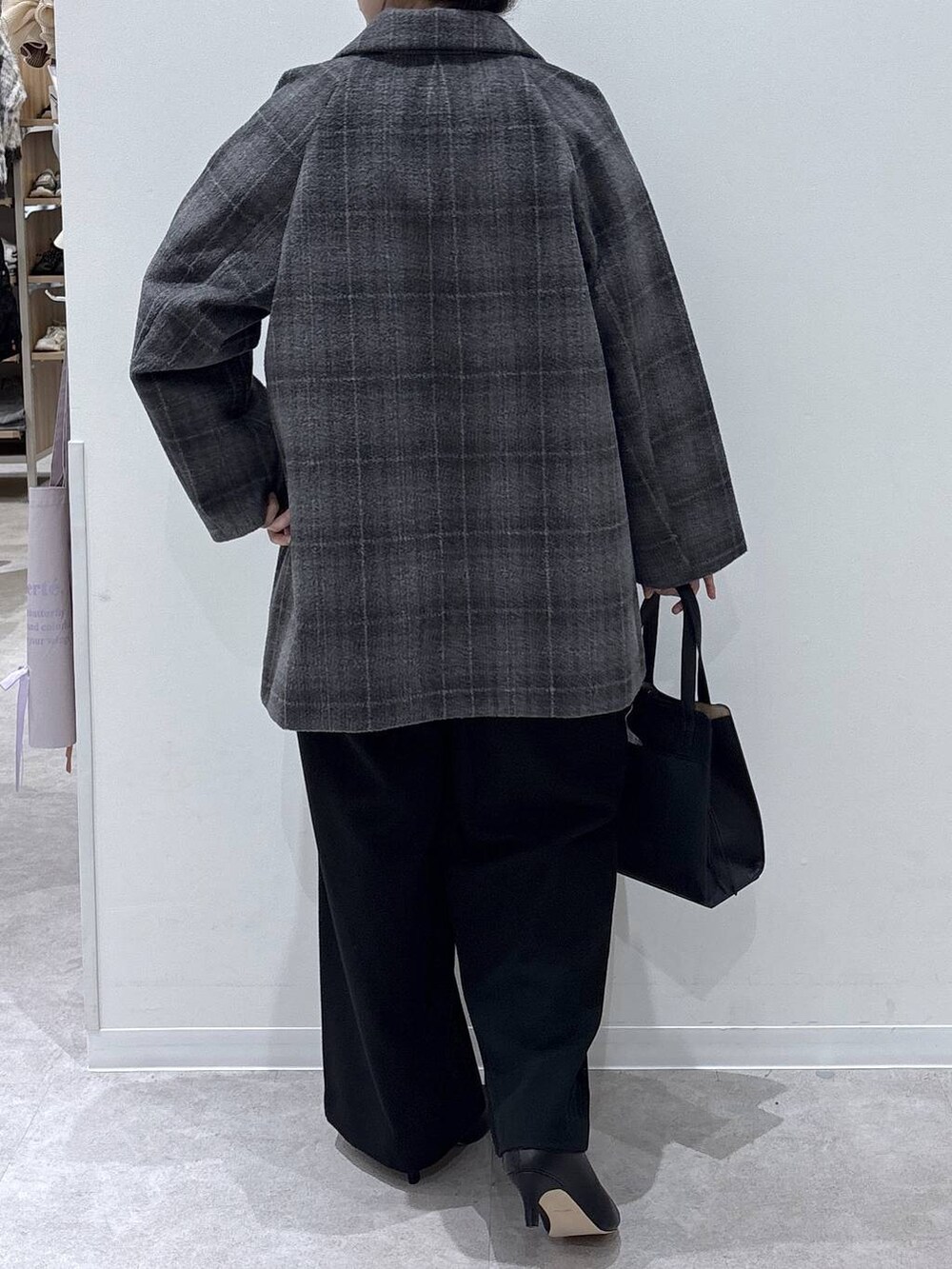 ブラック系のショルダーバッグ、グレー系のニット/セーター、その他のチェスターコートを着用したレディースの冬コーディネートの3枚目の写真