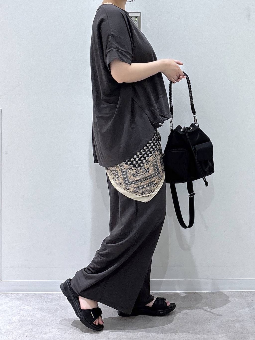 グレー系のTシャツ/カットソー、ブラック系のサンダル、グレー系のその他パンツを着用したレディースの夏コーディネートの2枚目の写真