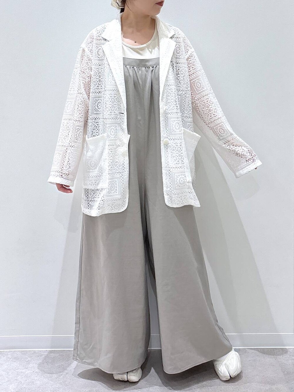 ホワイト系のその他アウター、グレー系のサロペット/オーバーオールを着用したレディースの春コーディネートの4枚目の写真