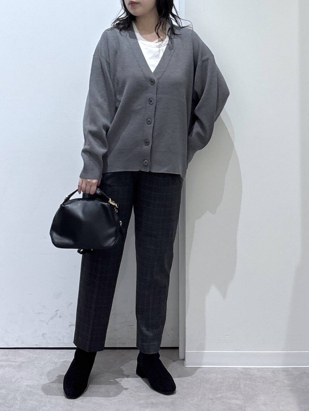 ブラック系のショルダーバッグ、その他のその他パンツ、グレー系のカーディガン/ボレロを着用したレディースの秋コーディネートの5枚目の写真