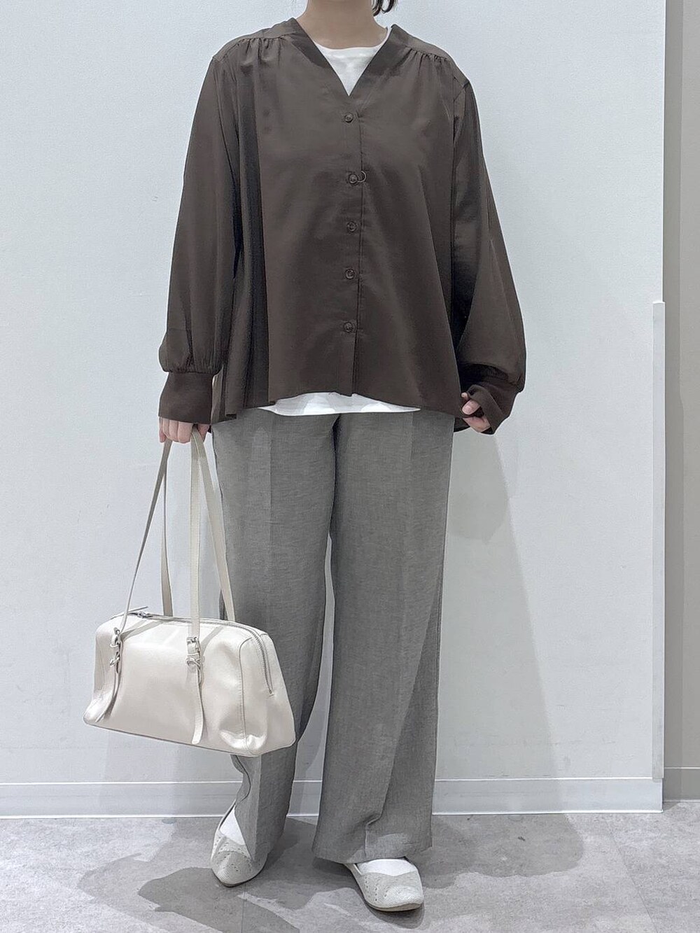 ベージュ系のその他パンツ、その他のタンクトップ、ブラウン系のカーディガン/ボレロを着用したレディースの春コーディネートの4枚目の写真