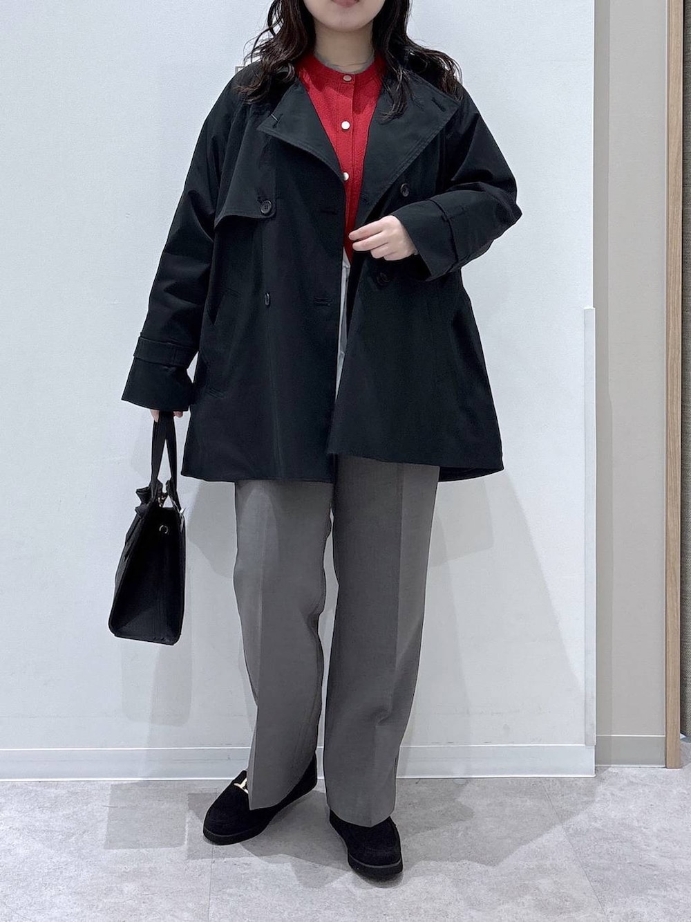 ブラック系のローファー、ブラック系のショルダーバッグ、ブルー系のトレンチコートを着用したレディースの春コーディネートの4枚目の写真