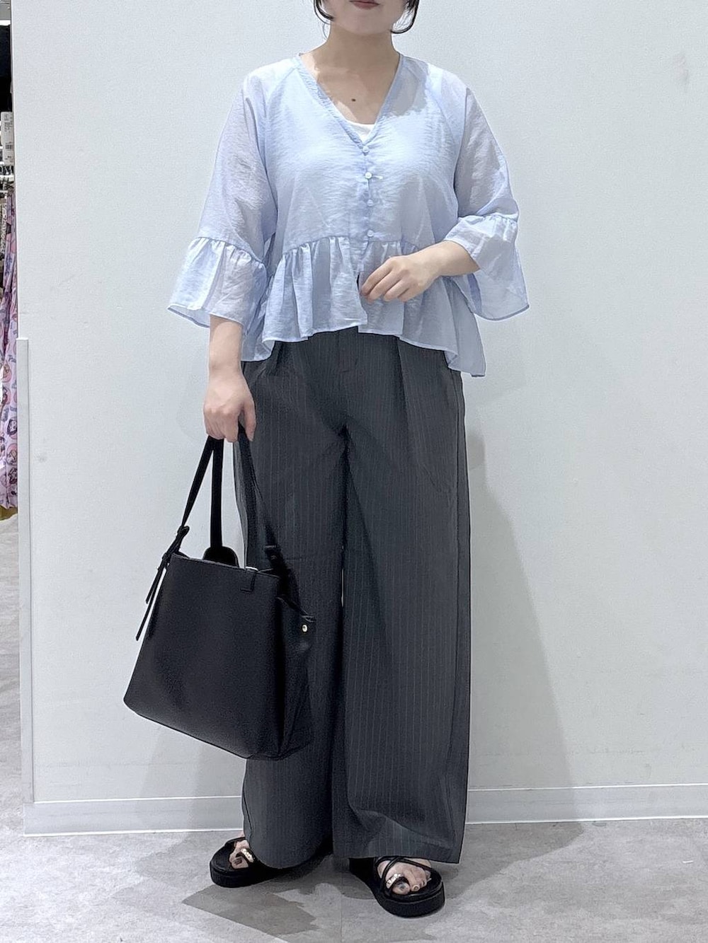 ブラック系のハンドバッグ、グレー系のその他パンツ、ブルー系のカーディガン/ボレロを着用したレディースの夏コーディネートの4枚目の写真